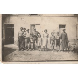 Photo carte postale à identifier. Réunion de famille avec chien... Souvenir d'Italie ?....