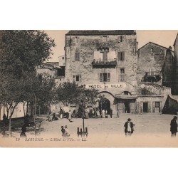 20 SARTENE. Belle animation au petit Marché devant l'Hôtel de Ville vers 1920
