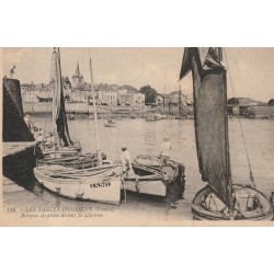 85 LES SABLES D'OLONNE. Barques de pêche devant la Chaume avec Pêcheurs