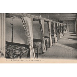 61 LA GRANDE-TRAPPE. Un Dortoir