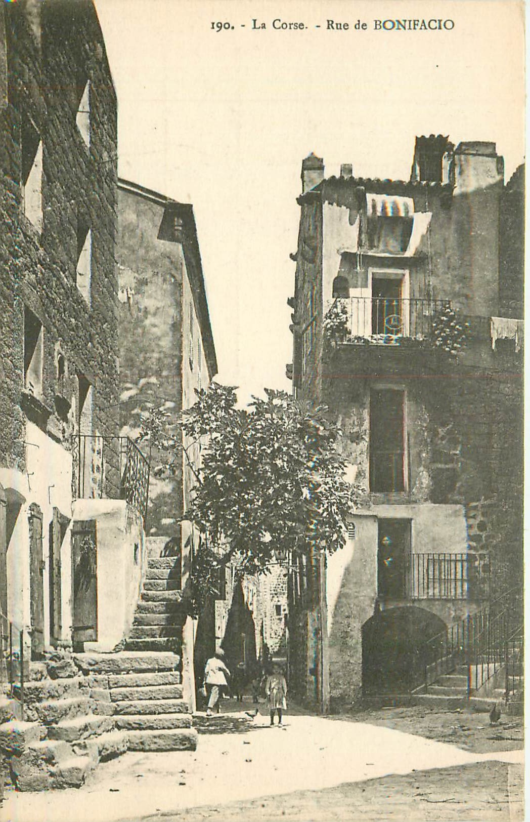 20 BONIFACIO. Une rue bien animée