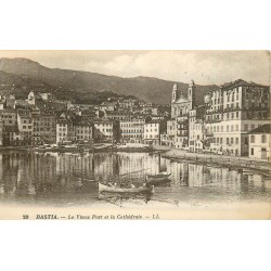 20 BASTIA. Pêcheurs sur barques au Vieux Port et la Cathédrale