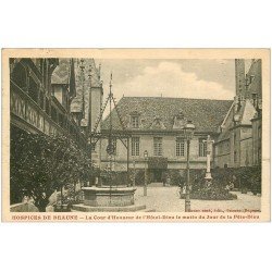 carte postale ancienne 21 BEAUNE. Hôtel-Dieu. La Cour d'Honneur 1924 et son Puits