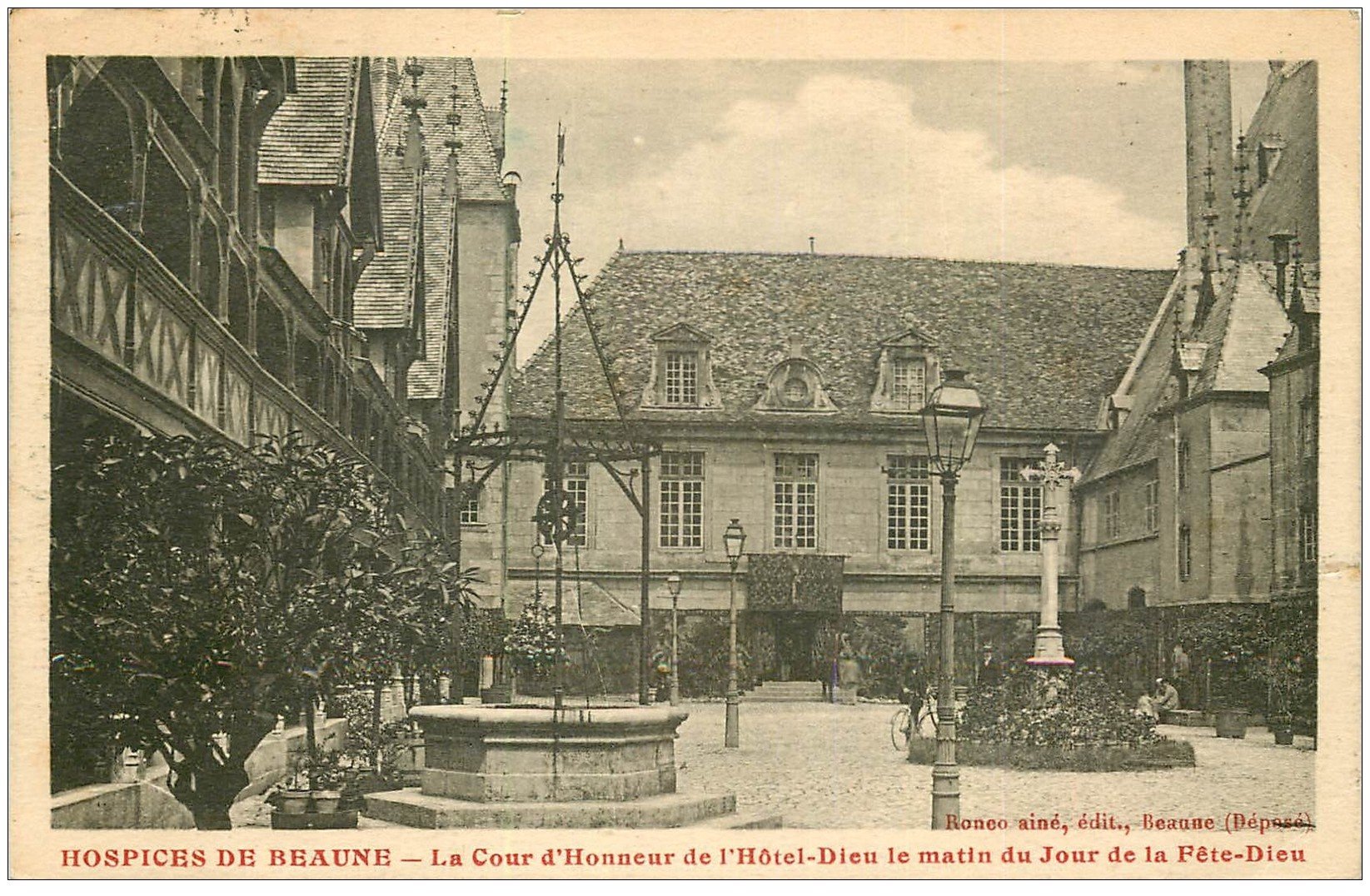 carte postale ancienne 21 BEAUNE. Hôtel-Dieu. La Cour d'Honneur 1924 et son Puits