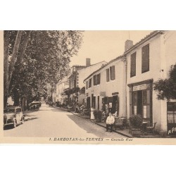 32 BARBOTAN-LES-TERMES. Coiffeur et Café Central sur Grande Rue