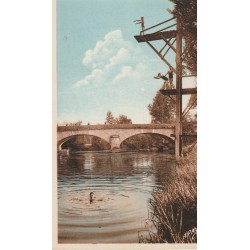47 MEZIN. Le Bassin de natation avec nageurs sur le Plongeoir