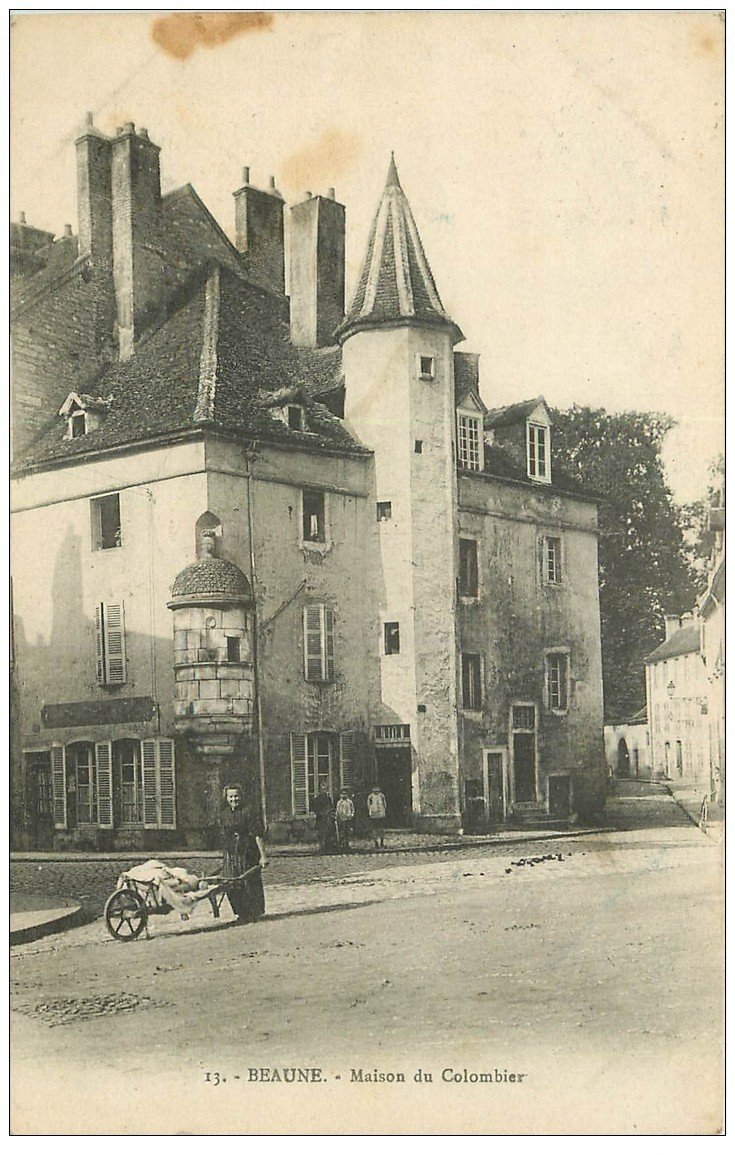 21 BEAUNE. Maison du Colombier avec Lavandière 1923
