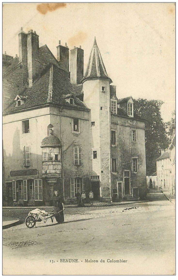carte postale ancienne 21 BEAUNE. Maison du Colombier avec Lavandière 1923