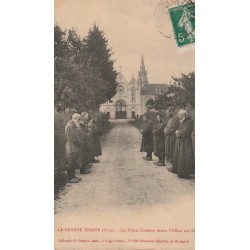 Soligny 61 LA GRANDE TRAPPE. Les Frères Convers disant l'Office aux Champs