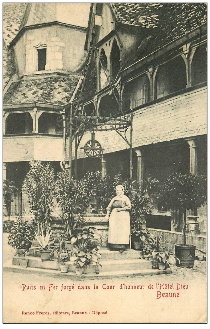 21 BEAUNE. Puits Cour d'Honneur Hôtel-Dieu