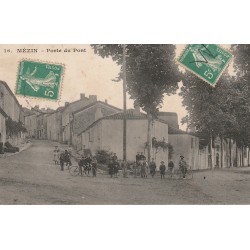 47 MEZIN. Porte du Pont grosse animation