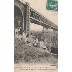 79 THOUARS. Fanfare militaire sous le Viaduc de Fer Eiffel 1916