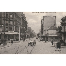 93 NOISY-LE-SEC. Hôtel des Voyageurs et Café rue Jean-Jaurès avec voiture ancienne