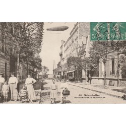 93 NOISY-LE-SEC. Dirigeable au-dessus du Boulevard de la République 1910 (destinataire à Montreuil)....