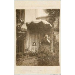78 MEZY. Photo Carte Postale d'une Femme et sa Fille dans le Jardin sous une tente 1908