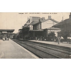 93 NOISY-LE-SEC. Intérieur de la Gare avec locomotive et Porteurs 1914