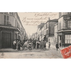 93 NOISY-LE-SEC. Enorme animation devant la Boucherie "Bureau" et Coiffeur rue de la Forge 1909
