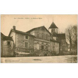 carte postale ancienne 21 BOUIX. Mairie et Eglise 1922. Femmes sur l'escalier et Soldats à pied