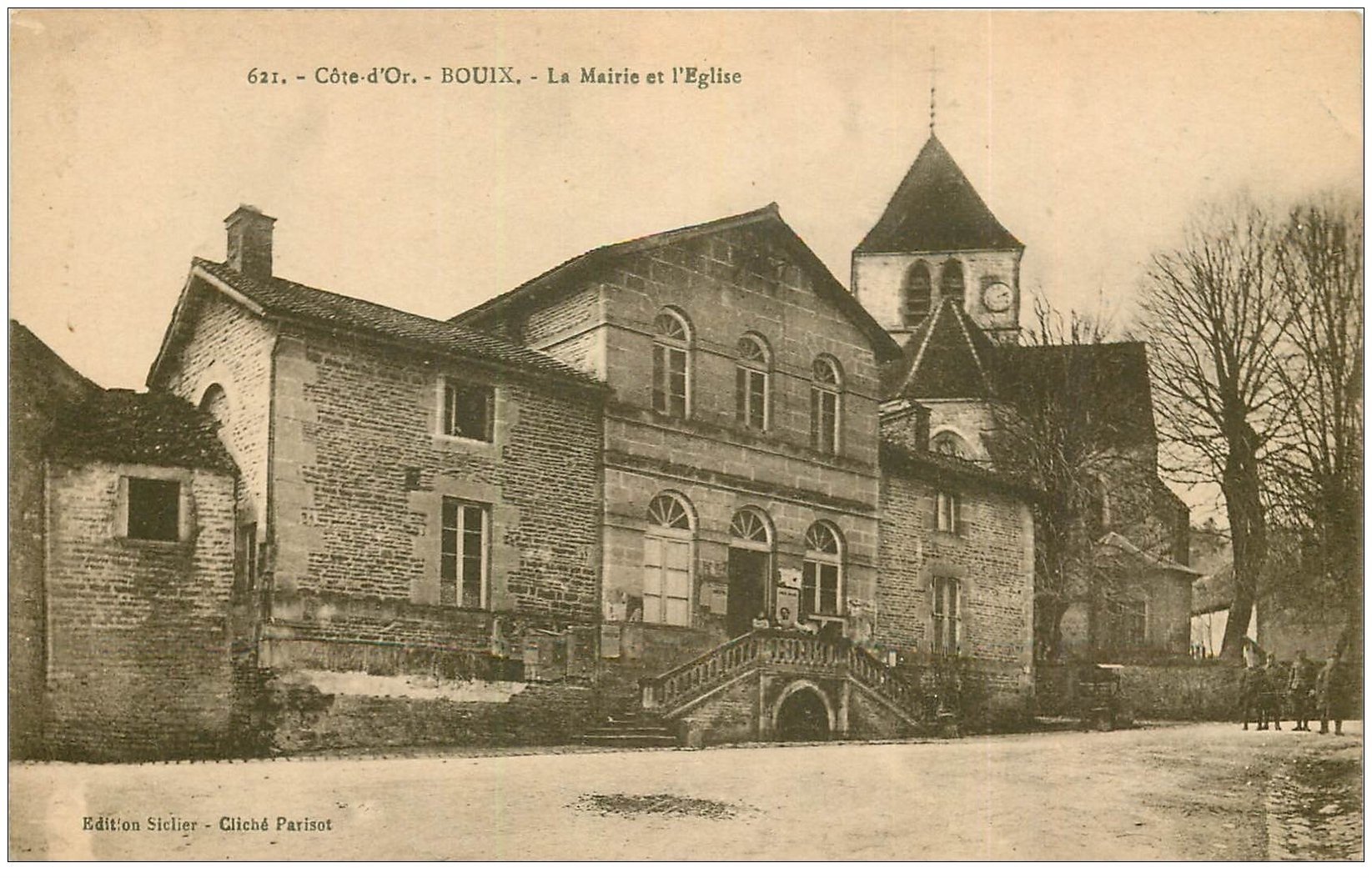21 BOUIX. Mairie et Eglise 1922. Femmes sur l'escalier et Soldats à pied