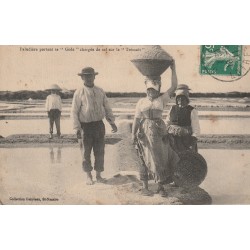 44 SAILLE. Paludière portant sa Gède chargé de sel sur le Trémaït Marais Salants du Bourg-de-Batz 1911