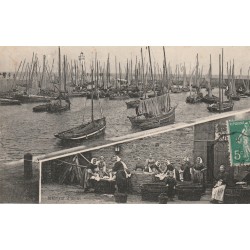 56 QUIBERON. Bateaux de Pêcheurs dans le Port et Ouvrières à l'Usine 1910