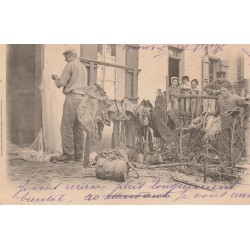 62 BERCK-PLAGE. Pêcheur raccommodant ses filets 1901