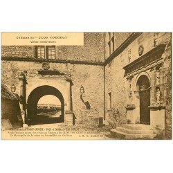 carte postale ancienne 21 CHATEAU DU CLOS VOUGEOT. Cour intérieure