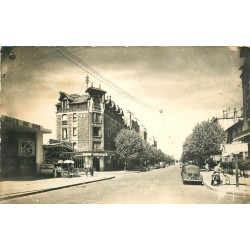 93 PAVILLON-SOUS-BOIS. Cinéma "Gaité du Bois" et voiture Renault Avenue Victor Hugo 1958