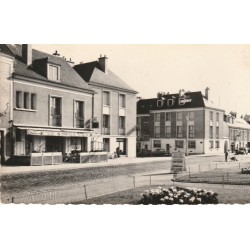 91 ETAMPES. Bar Hôtel "Dantelle" Carrefour de la Libération