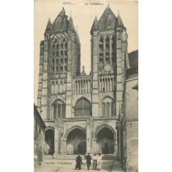 2 x cpa 60 NOYON. La Cathédrale et Crèche municipale ancien Evêché
