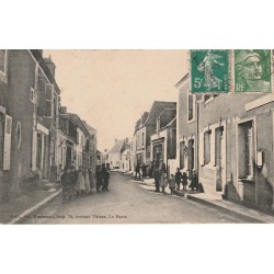 72 SAINT-MAIXENT. La Poste rue Principale bien animée