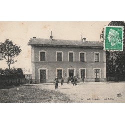 72 LE LUDE. La Gare bien animée 1910
