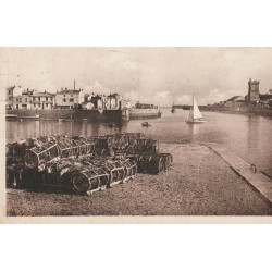 85 LES SABLES-D'OLONNE. Casiers à langoustes à l'Entrée du Port 1952
