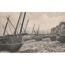 80 SAINT-VALERY-SUR-SOMME. Bateaux de Pêcheurs échoués à marée basse 1905