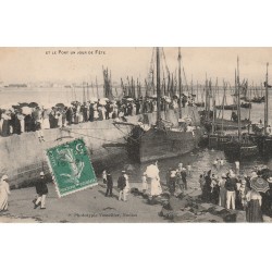 56 QUIBERON. Bateaux de Pêcheurs au Port jour de Fête et animation sur la Digue 1909