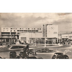 17 ROYAN. La Poste avec voitures anciennes 1964