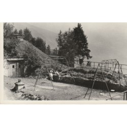 73 AIGUEBELLE. Enfants jouant sur des balançoires 1960