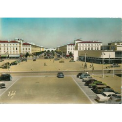 17 ROYAN. Voitures anciennes au Carrefour et Nouvelles Galeries avenue Aristide Briand 1957