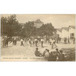 21 DIJON. Ecole Saint-Joseph. En récréation Jeu de Volets ou Tennis