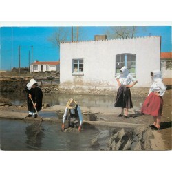 85 AIGUILLON-SUR-MER. Femmes au travail des huîtres en quichenotte 1990