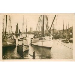 85 LES SABLES D'OLONNE. Bateaux de Pêche dans le Port 1952