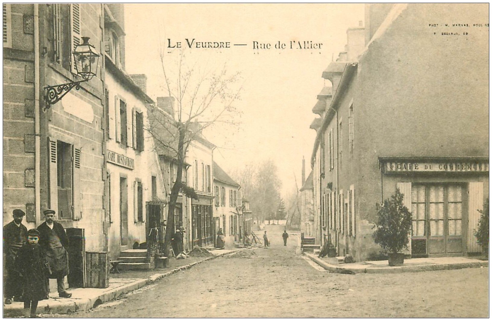 03 LE VEURDRE. Rue de l'Allier. Café du Commerce