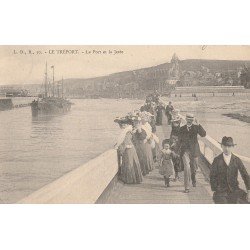 76 LE TREPORT. Bateau de pêche dans le Port et la Jetée 1904