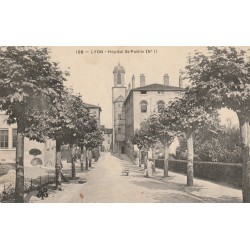 69 LYON. Hôpital Saint-Pothin petite animation 1905