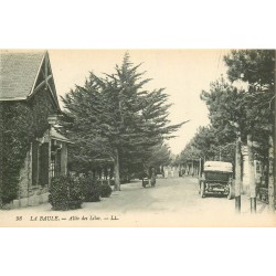 44 LA BAULE. Voiture ancienne Allée des Lilas