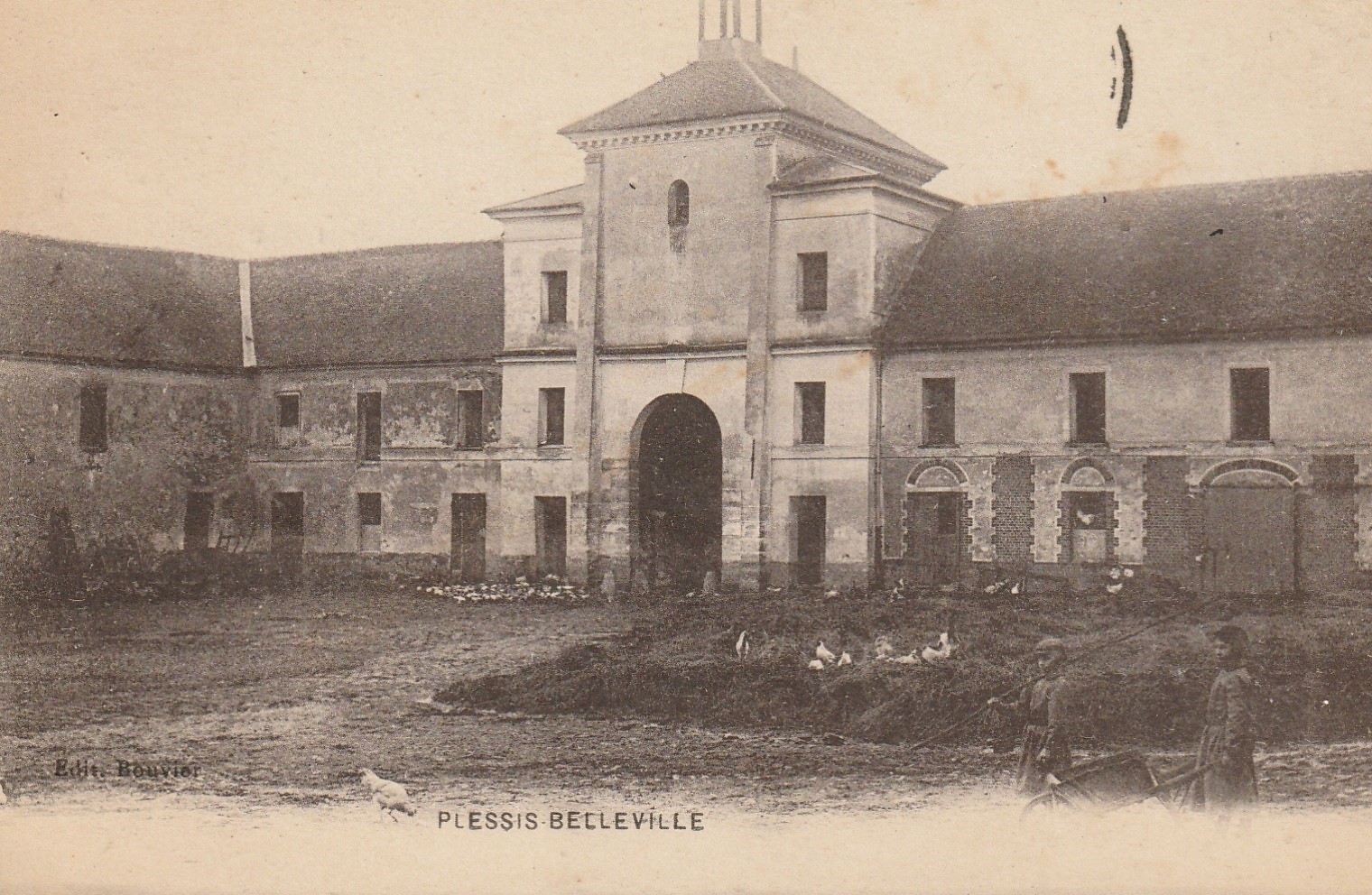 60 PLESSIS BELLEVILLE. Enfants avec brouette devant une Ferme Ecuries 1910