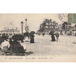 59 MALO-LES-BAINS. Promeneurs sur la Digue 1920