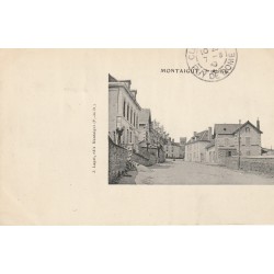 63 MONTAIGUT. Arrivée du Village 1910