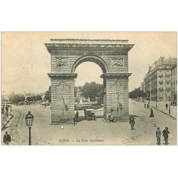 carte postale ancienne 21 DIJON. La Porte Guillaume vers 1909. Pli coin droit...