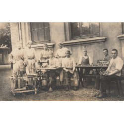RARE Photo Cpa 25 CAMP DE VALDAHON. Militaires cordonniers Poilus Guerre 1914-18